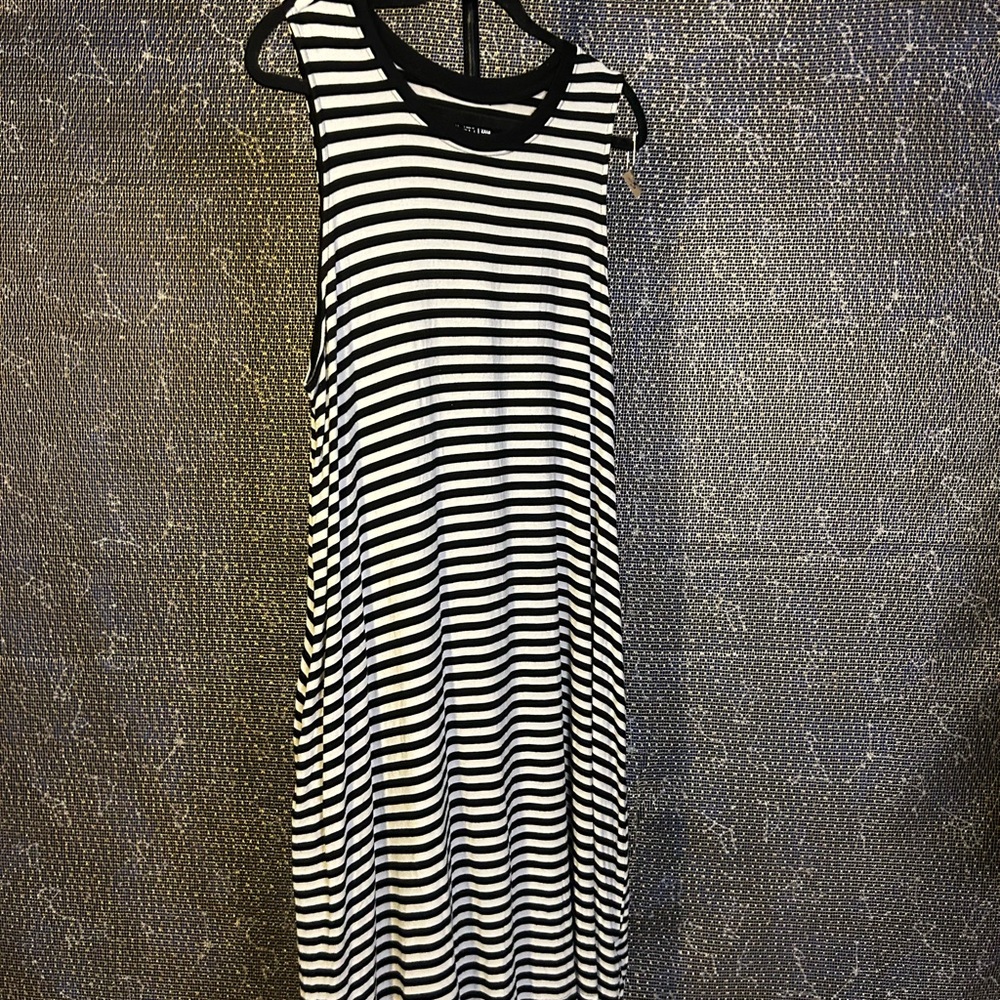 Time and Tru Black and White Sleeveless Midi Sundress